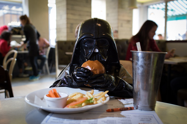 Pai registra as aventuras fofas do filho que se veste como mini Darth Vader