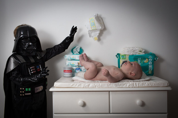 Pai registra as aventuras fofas do filho que se veste como mini Darth Vader