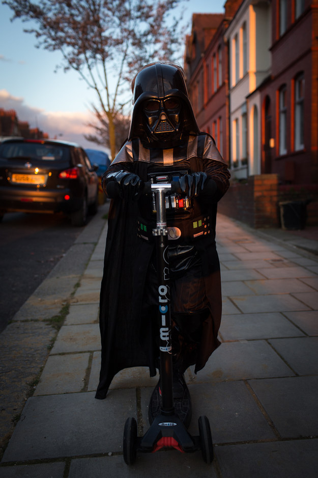 Pai registra as aventuras fofas do filho que se veste como mini Darth Vader