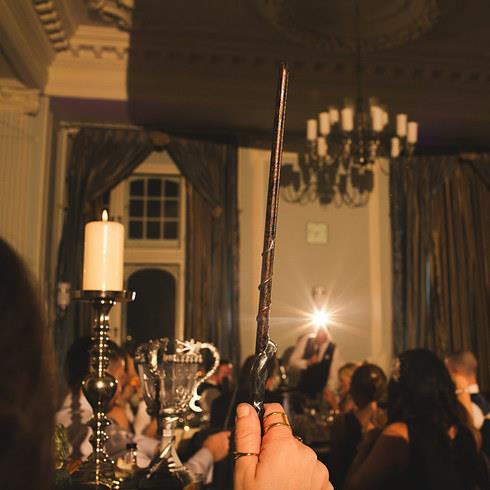 Você acha que é o maior fã de Harry Potter do mundo? Provavelmente não. Cassie e Lewis Byrom se casaram no Manchester Town Hall, na Inglaterra, em um cerimônia toda inspirada em temas ligados ao universo do bruxo de JK Rowling.  A festa demorou mais de um ano para ser planejada e contou com 130 convidados. Cada um deles recebeu na entrada uma varinha mágica e um buquê feito com 20 páginas do livro. As alianças têm gravadas em si a palavra 