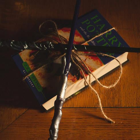 Você acha que é o maior fã de Harry Potter do mundo? Provavelmente não. Cassie e Lewis Byrom se casaram no Manchester Town Hall, na Inglaterra, em um cerimônia toda inspirada em temas ligados ao universo do bruxo de JK Rowling.  A festa demorou mais de um ano para ser planejada e contou com 130 convidados. Cada um deles recebeu na entrada uma varinha mágica e um buquê feito com 20 páginas do livro. As alianças têm gravadas em si a palavra 