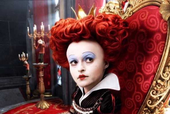 E a Rainha Vermelha foi vivida por  Helena Bonham Carter.