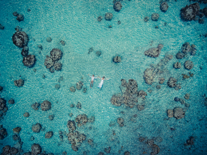 Sozinhos no mundo? Casais inovam e posam para fotos com drones