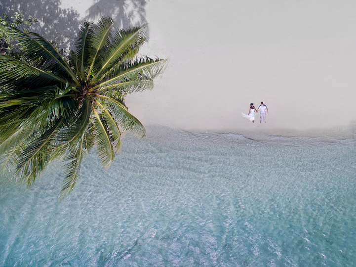 Sozinhos no mundo? Casais inovam e posam para fotos com drones