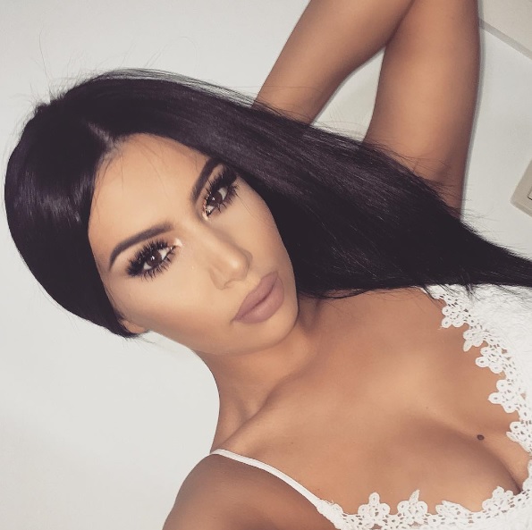 Seria Jelena Peric a melhor sósia de Kim Kardashian de todos os tempos? Com 702 mil seguidores no Instagram, a croata vem provando com suas selfies que é a cara da socialite! 