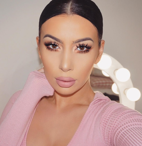 Seria Jelena Peric a melhor sósia de Kim Kardashian de todos os tempos? Com 702 mil seguidores no Instagram, a croata vem provando com suas selfies que é a cara da socialite! 