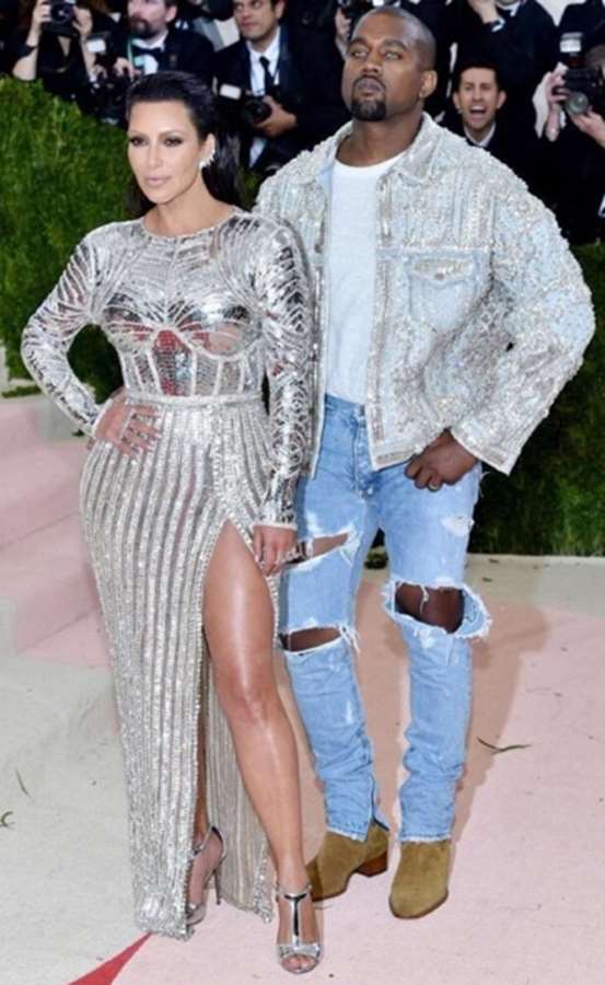 A socialite usou um vestido todo espelhado com uma superfenda, valorizando todas as suas voluptuosas curvas. Já o rapper apareceu de jeans rasgado e camiseta básica, ostentando uma jaqueta toda cravejada com cristais e usando lentes de contato verdes.