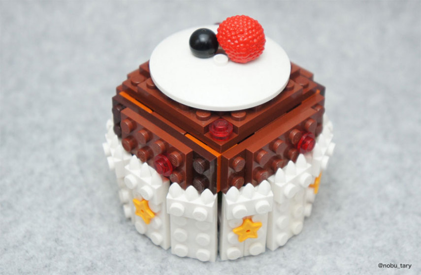 Duas paixões mundiais: comida e Lego. O artista japonês Tary conseguiu reunir tudo em uma coisa só. Usando as famosas peças de montar, ele recriou comidas deliciosas neste projeto que é divertido, mas uma pena que não dá pra comer.  Tary construiu os modelos para uma competição promovida pela própria marca. 