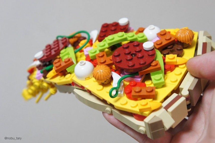 Duas paixões mundiais: comida e Lego. O artista japonês Tary conseguiu reunir tudo em uma coisa só. Usando as famosas peças de montar, ele recriou comidas deliciosas neste projeto que é divertido, mas uma pena que não dá pra comer.  Tary construiu os modelos para uma competição promovida pela própria marca. 