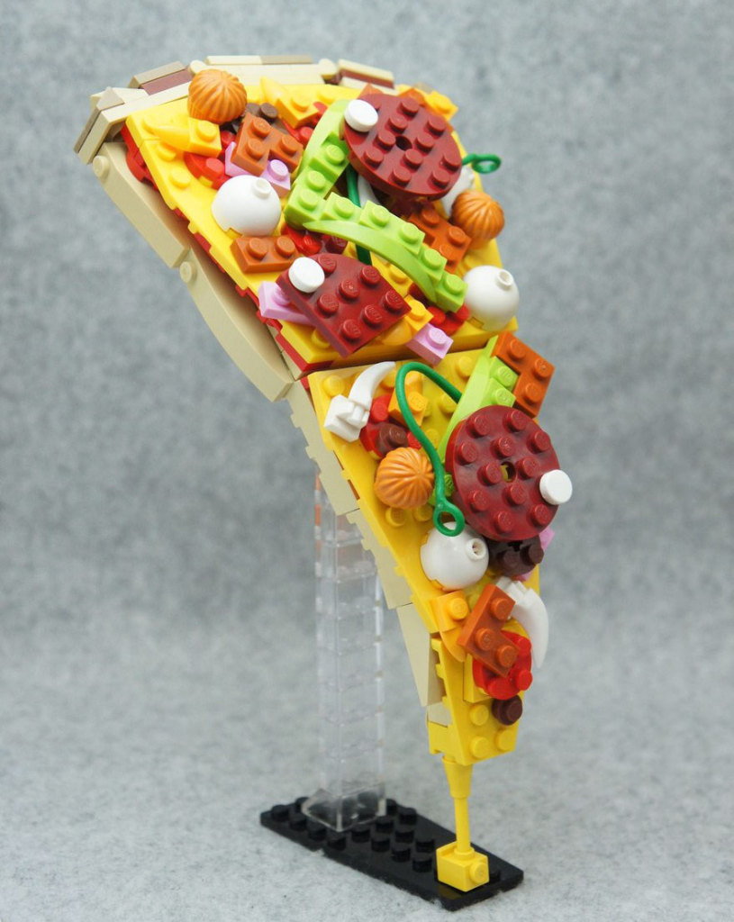 Duas paixões mundiais: comida e Lego. O artista japonês Tary conseguiu reunir tudo em uma coisa só. Usando as famosas peças de montar, ele recriou comidas deliciosas neste projeto que é divertido, mas uma pena que não dá pra comer.  Tary construiu os modelos para uma competição promovida pela própria marca. 