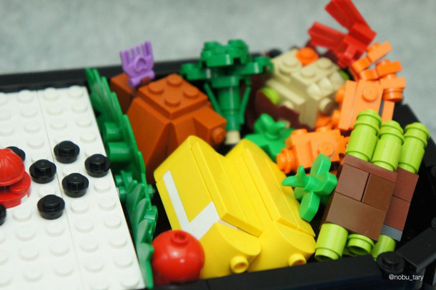 Duas paixões mundiais: comida e Lego. O artista japonês Tary conseguiu reunir tudo em uma coisa só. Usando as famosas peças de montar, ele recriou comidas deliciosas neste projeto que é divertido, mas uma pena que não dá pra comer.  Tary construiu os modelos para uma competição promovida pela própria marca. 