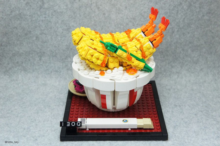 Duas paixões mundiais: comida e Lego. O artista japonês Tary conseguiu reunir tudo em uma coisa só. Usando as famosas peças de montar, ele recriou comidas deliciosas neste projeto que é divertido, mas uma pena que não dá pra comer.  Tary construiu os modelos para uma competição promovida pela própria marca. 