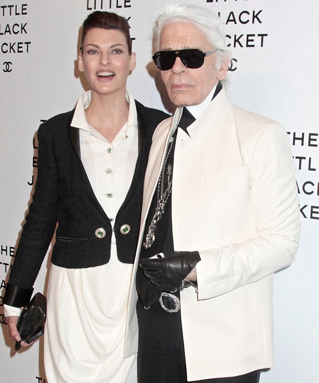 Linda ao lado do estilista Karl Lagerfeld