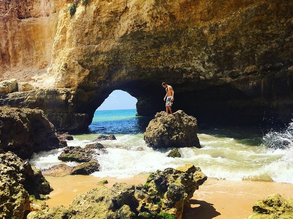 Luana Piovani e Pedro Scooby estão curtindo uma nova lua de mel na região do Algarve, em Portugal.