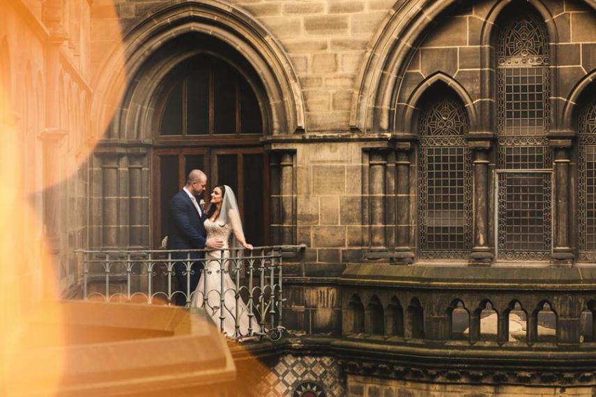 Você acha que é o maior fã de Harry Potter do mundo? Provavelmente não. Cassie e Lewis Byrom se casaram no Manchester Town Hall, na Inglaterra, em um cerimônia toda inspirada em temas ligados ao universo do bruxo de JK Rowling.  A festa demorou mais de um ano para ser planejada e contou com 130 convidados. Cada um deles recebeu na entrada uma varinha mágica e um buquê feito com 20 páginas do livro. As alianças têm gravadas em si a palavra 