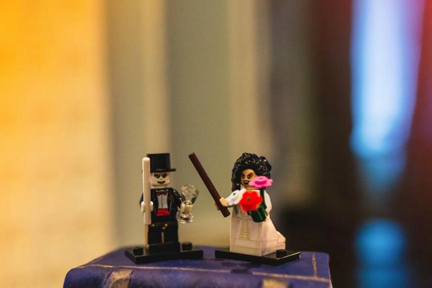 Você acha que é o maior fã de Harry Potter do mundo? Provavelmente não. Cassie e Lewis Byrom se casaram no Manchester Town Hall, na Inglaterra, em um cerimônia toda inspirada em temas ligados ao universo do bruxo de JK Rowling.  A festa demorou mais de um ano para ser planejada e contou com 130 convidados. Cada um deles recebeu na entrada uma varinha mágica e um buquê feito com 20 páginas do livro. As alianças têm gravadas em si a palavra 