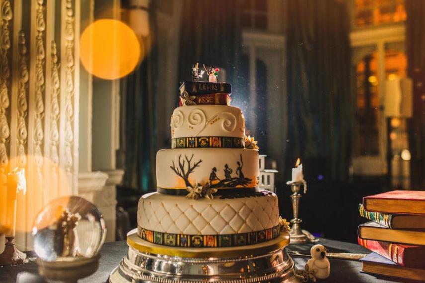 Você acha que é o maior fã de Harry Potter do mundo? Provavelmente não. Cassie e Lewis Byrom se casaram no Manchester Town Hall, na Inglaterra, em um cerimônia toda inspirada em temas ligados ao universo do bruxo de JK Rowling.  A festa demorou mais de um ano para ser planejada e contou com 130 convidados. Cada um deles recebeu na entrada uma varinha mágica e um buquê feito com 20 páginas do livro. As alianças têm gravadas em si a palavra 