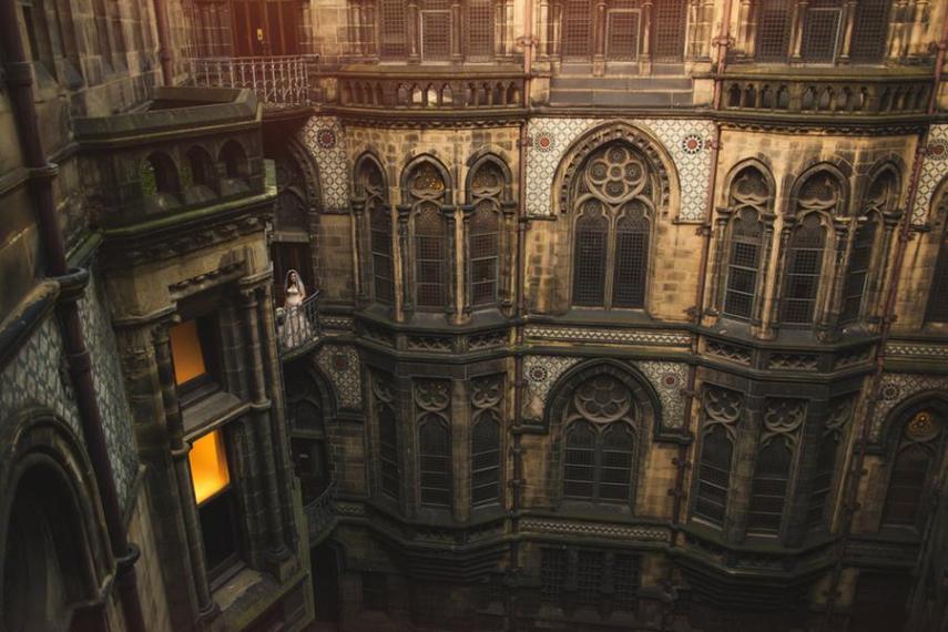 Você acha que é o maior fã de Harry Potter do mundo? Provavelmente não. Cassie e Lewis Byrom se casaram no Manchester Town Hall, na Inglaterra, em um cerimônia toda inspirada em temas ligados ao universo do bruxo de JK Rowling.  A festa demorou mais de um ano para ser planejada e contou com 130 convidados. Cada um deles recebeu na entrada uma varinha mágica e um buquê feito com 20 páginas do livro. As alianças têm gravadas em si a palavra 