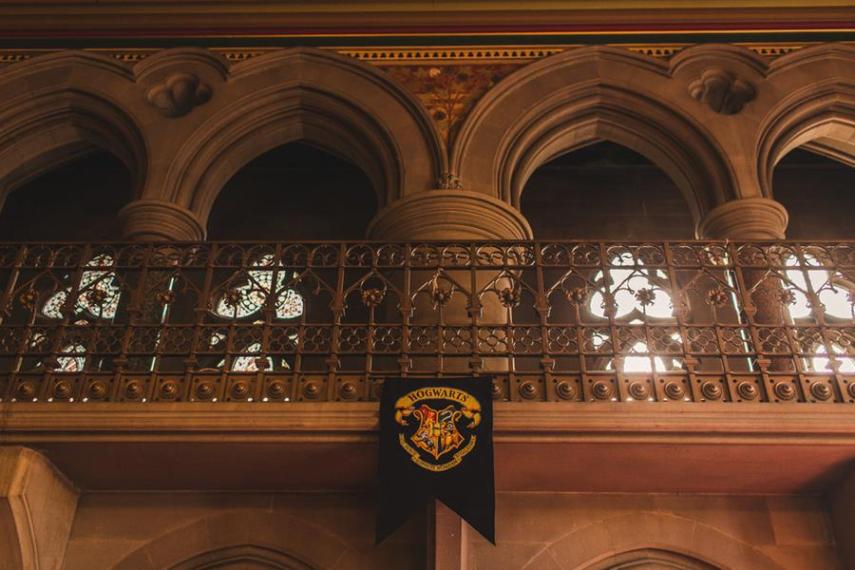 Você acha que é o maior fã de Harry Potter do mundo? Provavelmente não. Cassie e Lewis Byrom se casaram no Manchester Town Hall, na Inglaterra, em um cerimônia toda inspirada em temas ligados ao universo do bruxo de JK Rowling.  A festa demorou mais de um ano para ser planejada e contou com 130 convidados. Cada um deles recebeu na entrada uma varinha mágica e um buquê feito com 20 páginas do livro. As alianças têm gravadas em si a palavra 