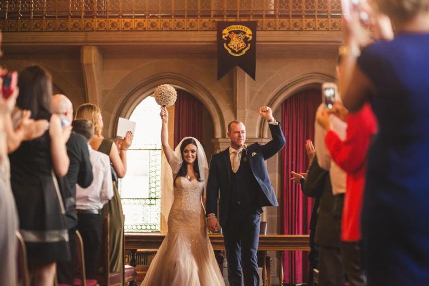 Você acha que é o maior fã de Harry Potter do mundo? Provavelmente não. Cassie e Lewis Byrom se casaram no Manchester Town Hall, na Inglaterra, em um cerimônia toda inspirada em temas ligados ao universo do bruxo de JK Rowling.  A festa demorou mais de um ano para ser planejada e contou com 130 convidados. Cada um deles recebeu na entrada uma varinha mágica e um buquê feito com 20 páginas do livro. As alianças têm gravadas em si a palavra 