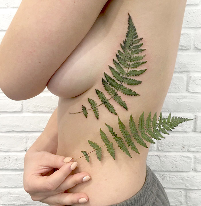 A tatuadora ucraniana Rita “Rit Kit” Zolotukhina aproveita folhas de verdade na hora de fazer o stencil, por isso que a tatuagem fica tão real. Demais, né?