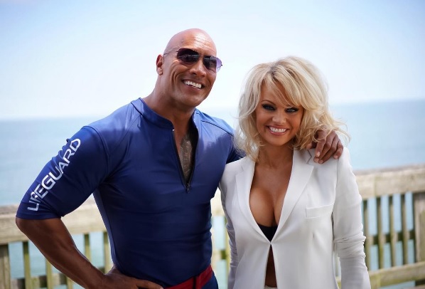 A adaptação cinematográfica do seriado 'Baywatch', que no Brasil se chamava 'SOS Malibu', chegará aos cinemas em maio de 2017. 