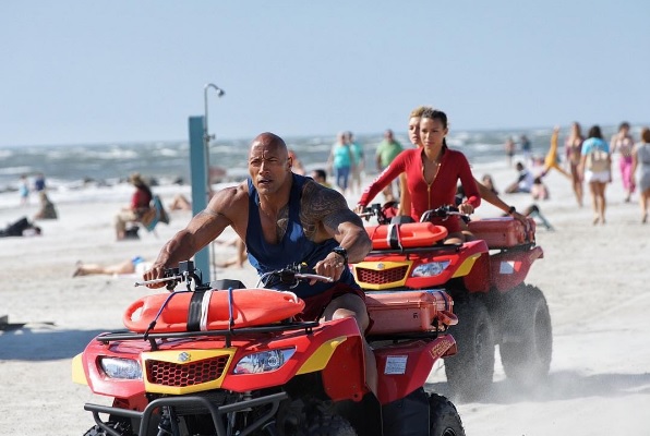 A adaptação cinematográfica do seriado 'Baywatch', que no Brasil se chamava 'SOS Malibu', chegará aos cinemas em maio de 2017. 
