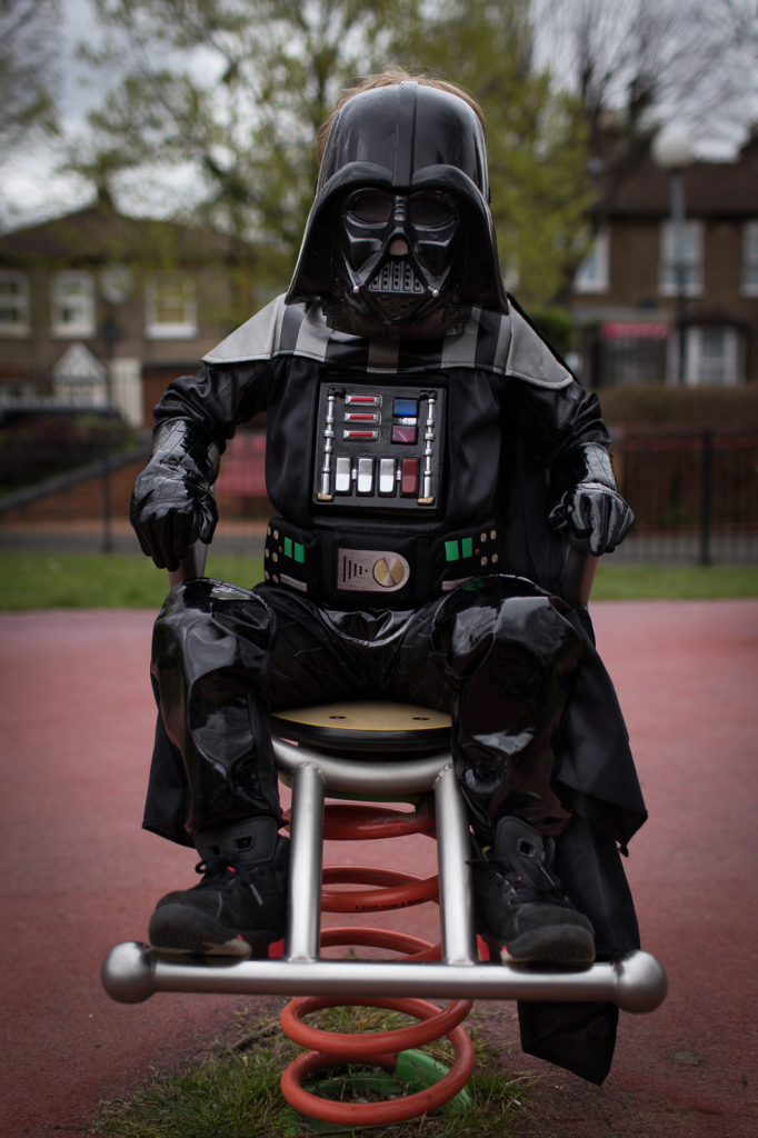 Pai registra as aventuras fofas do filho que se veste como mini Darth Vader