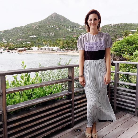 A blogueira Helena Bordon se casou com o banqueiro Humberto Meirelles na ilha paradisíaca de Saint Barth, no Caribe. As celebridades convidadas capricharam no look do dia!