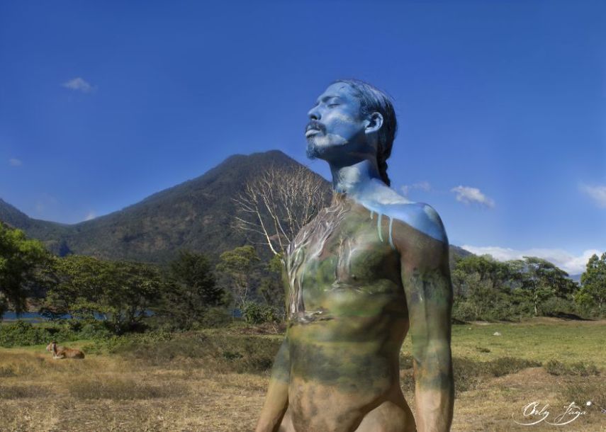 Artista 'camufla' modelos em meio a paisagem