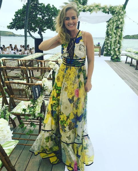 A blogueira Helena Bordon se casou com o banqueiro Humberto Meirelles na ilha paradisíaca de Saint Barth, no Caribe. As celebridades convidadas capricharam no look do dia!