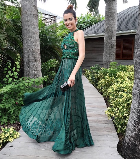 A blogueira Helena Bordon se casou com o banqueiro Humberto Meirelles na ilha paradisíaca de Saint Barth, no Caribe. As celebridades convidadas capricharam no look do dia!