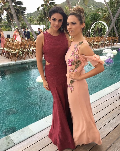 A blogueira Helena Bordon se casou com o banqueiro Humberto Meirelles na ilha paradisíaca de Saint Barth, no Caribe. As celebridades convidadas capricharam no look do dia!