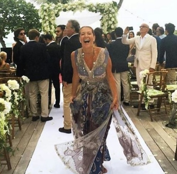 A blogueira Helena Bordon se casou com o banqueiro Humberto Meirelles na ilha paradisíaca de Saint Barth, no Caribe. As celebridades convidadas capricharam no look do dia!