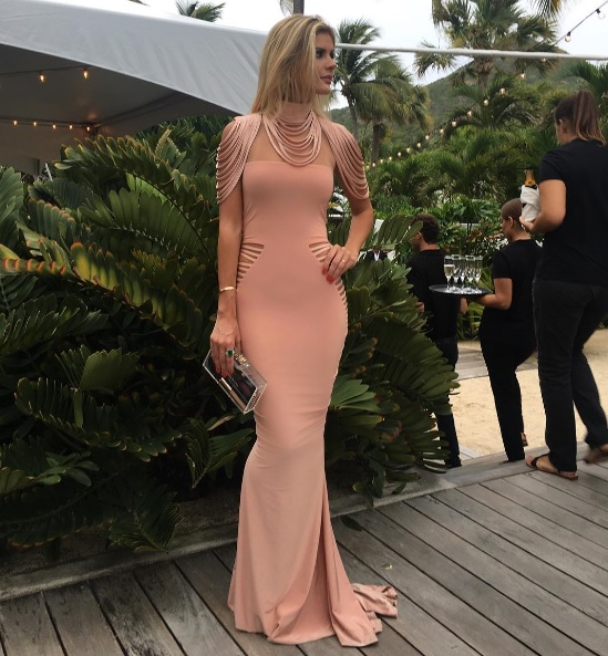 A blogueira Helena Bordon se casou com o banqueiro Humberto Meirelles na ilha paradisíaca de Saint Barth, no Caribe. As celebridades convidadas capricharam no look do dia!