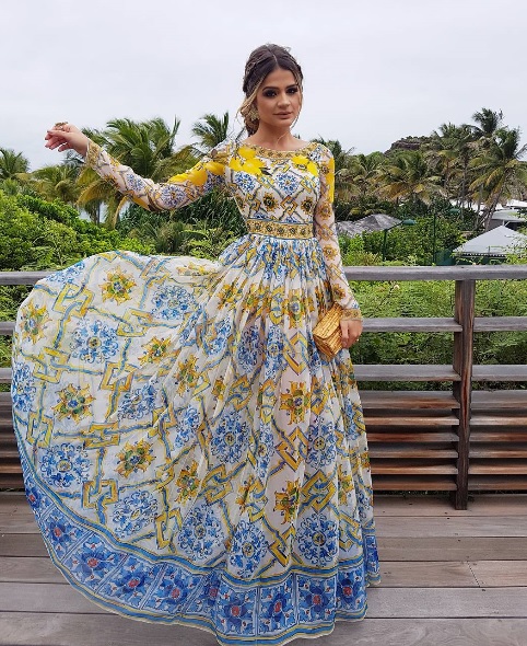 A blogueira Helena Bordon se casou com o banqueiro Humberto Meirelles na ilha paradisíaca de Saint Barth, no Caribe. As celebridades convidadas capricharam no look do dia!