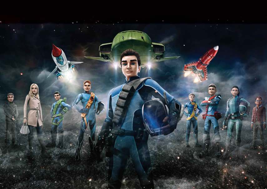 Sucesso dos anos 60, a série Thunderbirds foi revolucionária e marcou várias gerações com seus heróis que viajavam a bordo de naves incríveis. Pois os bonequinhos estão de volta e terão 26 episódios de 30 minutos exibidos no canal pago Gloob.  A nova série, produzida pela ITV Studios, estreou há três meses no Reino Unido, e agora possui nova estética com recursos de computação gráfica e cenários cinematográficos.  O primeiro episódio será exibido no dia 4 de julho, às 20h30.  A saga contará as aventuras dos irmãos Scott, Virgil, John, Gordon e Alan Tracy, além da chefe de segurança Kyra e o engenheiro Crânio. Esta é a equipe do Resgate Internacional, uma organização altamente tecnológica e equipada com um arsenal de foguetes e máquinas – os Thunderbirds. 