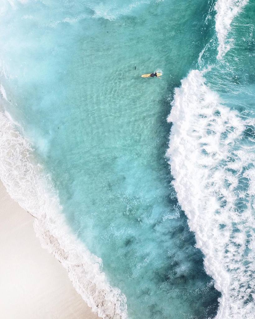 As praias da Austrália já estão entre as favoritas de muitos surfistas e turistas que visitam o país anualmente. Já que a beleza da orla australiana é indiscutível, o fotógrafo Gabriel Scanu decidiu fazer uma série fotográfica, mas com um ângulo diferente: de cima.  Usando um drone, no caso um DJI Phantom 3, ele começou a capturar imagens aéreas e começou a trabalhar na composição de suas imagens se aproveitando de texturas interessantes do terreno australiano.  