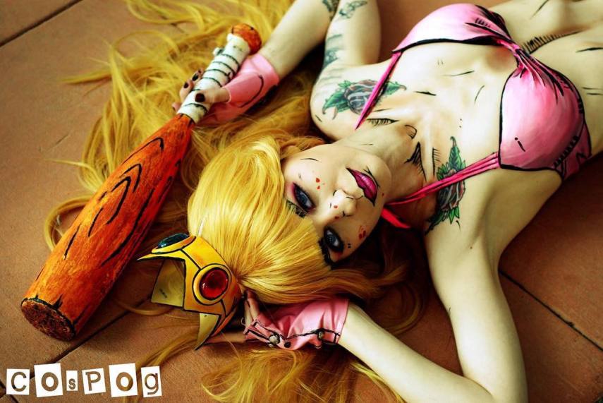 Alguns cosplayers curtem reproduzir figurinos de seus personagens com perfeição, enquanto outros preferem recriar algumas fantasias para surgir com algo novo. A cosplayer Helena Steele está no segundo caso com sua versão incrível da Princesa Peach, do game Super Mario. 