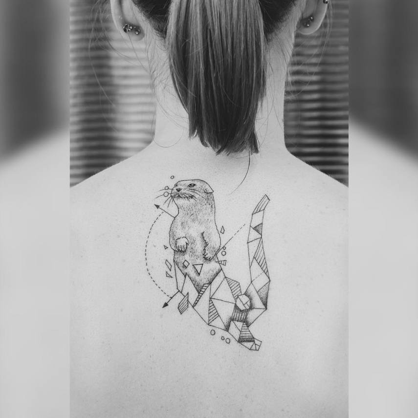 Quem diria que suas aulas de geometria no colégio poderiam te ajudar em uma tatuagem? Jasper Andres, um tatuador da Nova Zelândia, tem usado linhas restas e formas geométricas para dar um toque extra nas tatuagens em que faz em seus clientes, misturando elementos naturais com cores e formas.