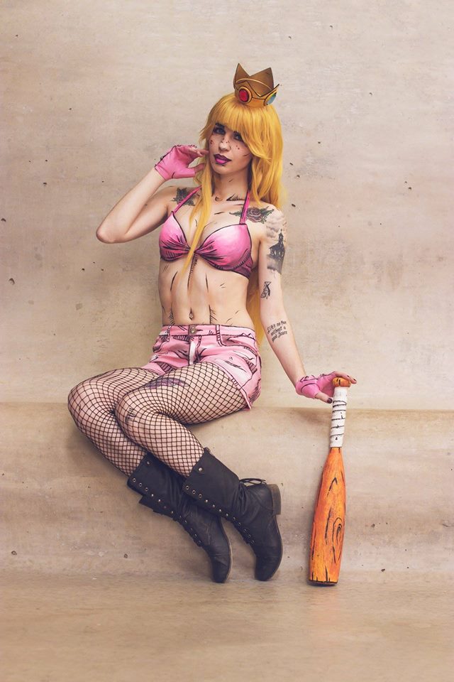 Alguns cosplayers curtem reproduzir figurinos de seus personagens com perfeição, enquanto outros preferem recriar algumas fantasias para surgir com algo novo. A cosplayer Helena Steele está no segundo caso com sua versão incrível da Princesa Peach, do game Super Mario. 