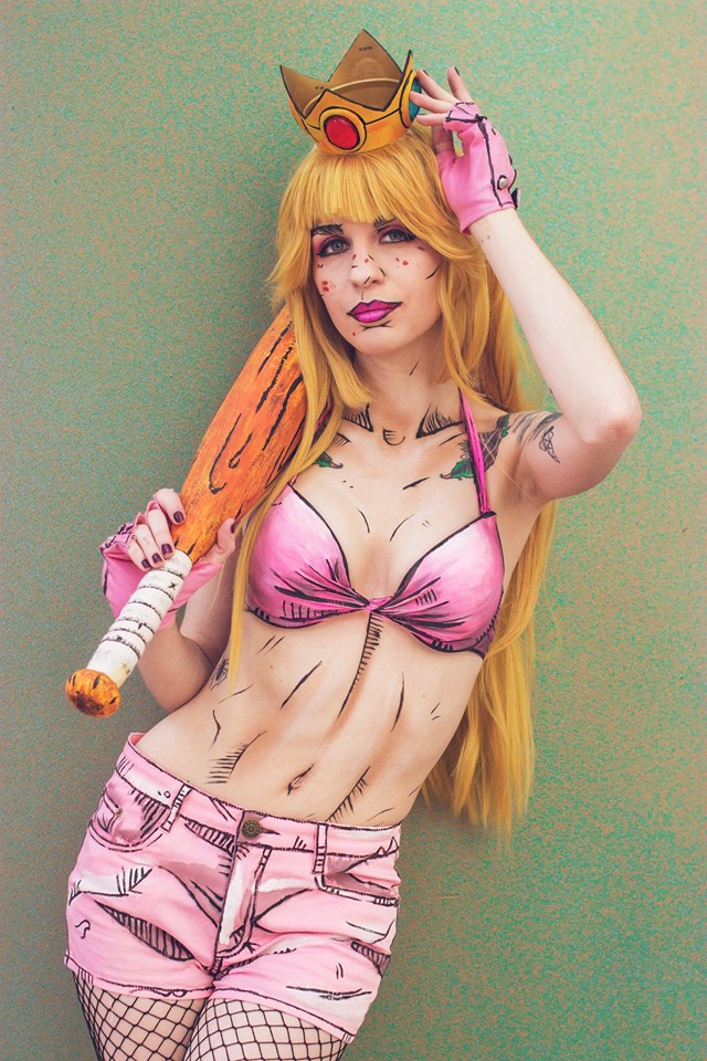 Alguns cosplayers curtem reproduzir figurinos de seus personagens com perfeição, enquanto outros preferem recriar algumas fantasias para surgir com algo novo. A cosplayer Helena Steele está no segundo caso com sua versão incrível da Princesa Peach, do game Super Mario. 