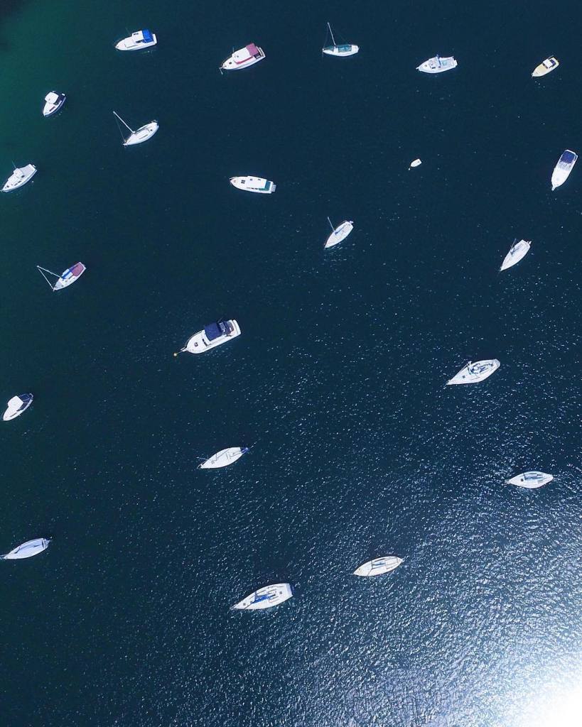As praias da Austrália já estão entre as favoritas de muitos surfistas e turistas que visitam o país anualmente. Já que a beleza da orla australiana é indiscutível, o fotógrafo Gabriel Scanu decidiu fazer uma série fotográfica, mas com um ângulo diferente: de cima.  Usando um drone, no caso um DJI Phantom 3, ele começou a capturar imagens aéreas e começou a trabalhar na composição de suas imagens se aproveitando de texturas interessantes do terreno australiano.  