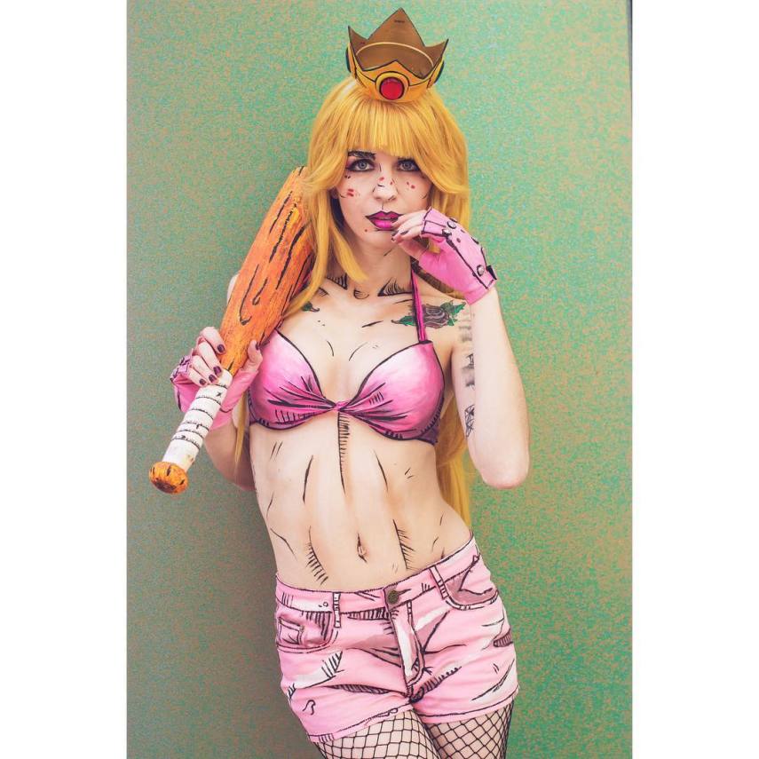 Alguns cosplayers curtem reproduzir figurinos de seus personagens com perfeição, enquanto outros preferem recriar algumas fantasias para surgir com algo novo. A cosplayer Helena Steele está no segundo caso com sua versão incrível da Princesa Peach, do game Super Mario. 