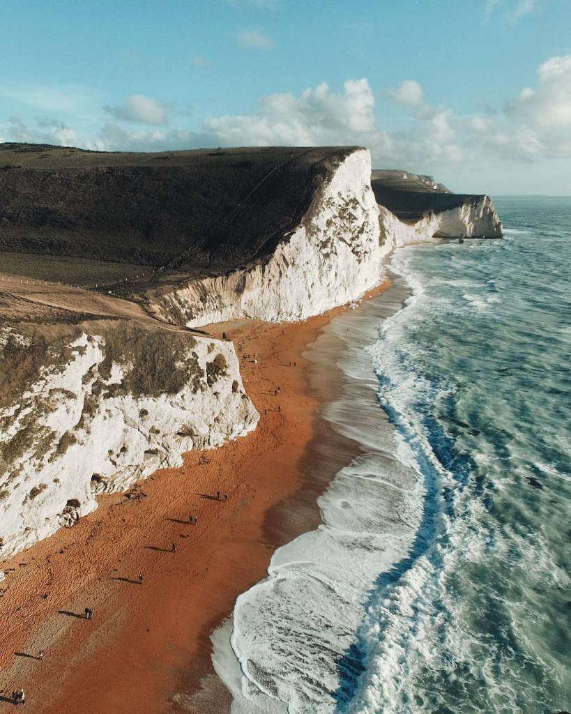 As praias da Austrália já estão entre as favoritas de muitos surfistas e turistas que visitam o país anualmente. Já que a beleza da orla australiana é indiscutível, o fotógrafo Gabriel Scanu decidiu fazer uma série fotográfica, mas com um ângulo diferente: de cima. Usando um drone, no caso um DJI Phantom 3, ele começou a capturar imagens aéreas e começou a trabalhar na composição de suas imagens se aproveitando de texturas interessantes do terreno australiano.