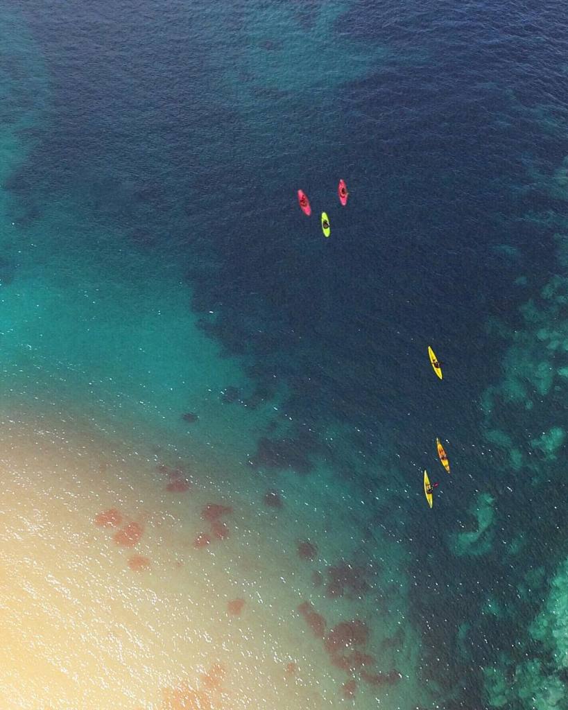 As praias da Austrália já estão entre as favoritas de muitos surfistas e turistas que visitam o país anualmente. Já que a beleza da orla australiana é indiscutível, o fotógrafo Gabriel Scanu decidiu fazer uma série fotográfica, mas com um ângulo diferente: de cima.  Usando um drone, no caso um DJI Phantom 3, ele começou a capturar imagens aéreas e começou a trabalhar na composição de suas imagens se aproveitando de texturas interessantes do terreno australiano.  