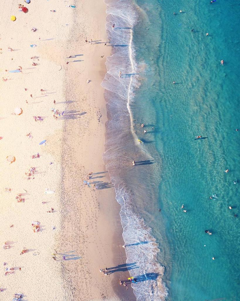 As praias da Austrália já estão entre as favoritas de muitos surfistas e turistas que visitam o país anualmente. Já que a beleza da orla australiana é indiscutível, o fotógrafo Gabriel Scanu decidiu fazer uma série fotográfica, mas com um ângulo diferente: de cima. Usando um drone, no caso um DJI Phantom 3, ele começou a capturar imagens aéreas e começou a trabalhar na composição de suas imagens se aproveitando de texturas interessantes do terreno australiano.