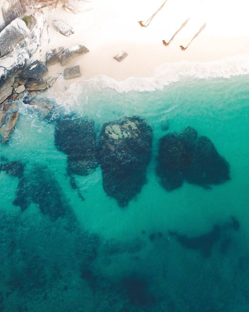 As praias da Austrália já estão entre as favoritas de muitos surfistas e turistas que visitam o país anualmente. Já que a beleza da orla australiana é indiscutível, o fotógrafo Gabriel Scanu decidiu fazer uma série fotográfica, mas com um ângulo diferente: de cima.  Usando um drone, no caso um DJI Phantom 3, ele começou a capturar imagens aéreas e começou a trabalhar na composição de suas imagens se aproveitando de texturas interessantes do terreno australiano.  