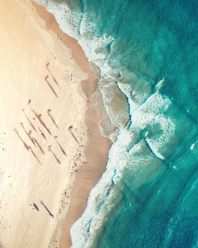 As praias da Austrália já estão entre as favoritas de muitos surfistas e turistas que visitam o país anualmente. Já que a beleza da orla australiana é indiscutível, o fotógrafo Gabriel Scanu decidiu fazer uma série fotográfica, mas com um ângulo diferente: de cima. Usando um drone, no caso um DJI Phantom 3, ele começou a capturar imagens aéreas e começou a trabalhar na composição de suas imagens se aproveitando de texturas interessantes do terreno australiano.