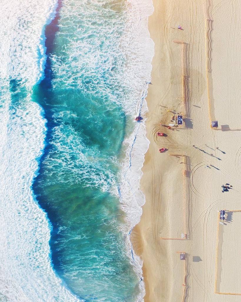As praias da Austrália já estão entre as favoritas de muitos surfistas e turistas que visitam o país anualmente. Já que a beleza da orla australiana é indiscutível, o fotógrafo Gabriel Scanu decidiu fazer uma série fotográfica, mas com um ângulo diferente: de cima. Usando um drone, no caso um DJI Phantom 3, ele começou a capturar imagens aéreas e começou a trabalhar na composição de suas imagens se aproveitando de texturas interessantes do terreno australiano.